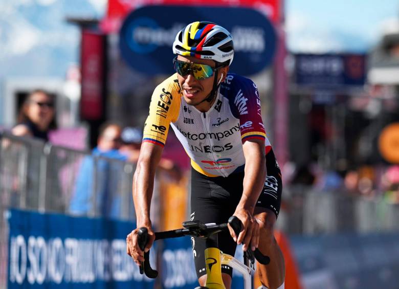 Egan Bernal está cerca del top-10 del Giro, y quizá en la alta montaña que resta entre a ese selecto grupo. Por lo pronto, defender a Arensman es su prioridad. FOTO X-INEOS