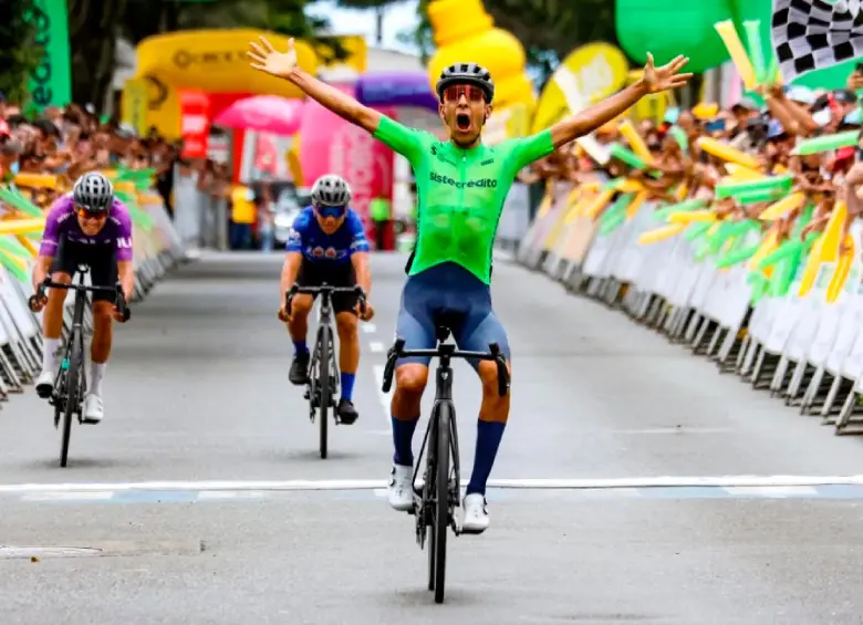 Sebastián Castaño, de 28 años, celebró este viernes en Pereira durante la séptima etapa del Clásico RCN. FOTO CORTESÍA ÁNDERSON BONILLA-CICLISMO EN LÍNEA
