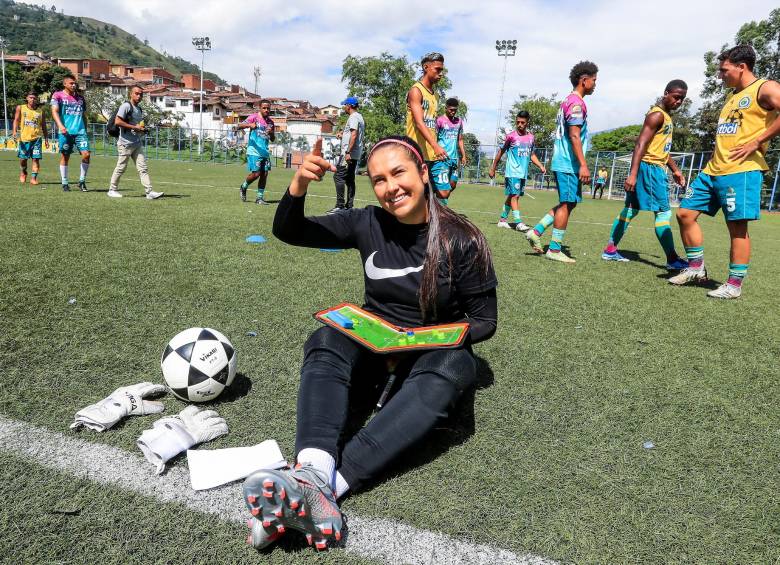 Carolina Bran Betancur, además de arquera y entrenadora, apoya proyectos para que el fútbol femenino siga creciendo en Antioquia. Sueña con dirigir un equipo profesional. FOTO JAIME PÉREZ