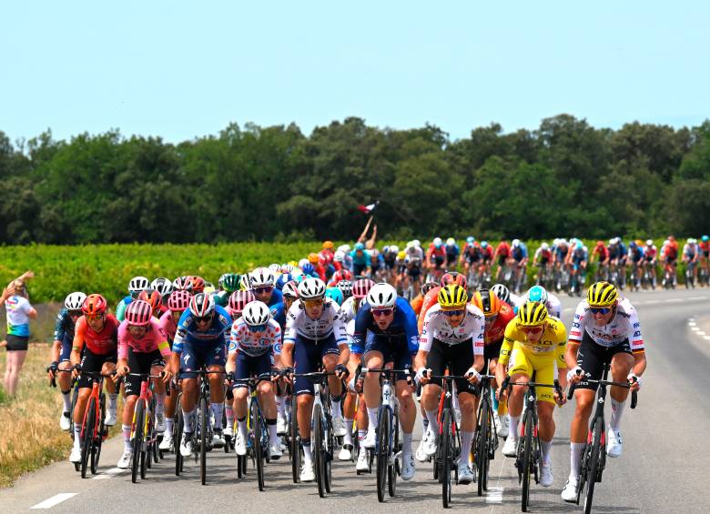 Tadej Pogacar (amarillo) ganó en 2024 el Giro, Tour y el Mundial. Sus triunfos han levantado sospechas, pero nunca se le ha comprobado algo indebido. FOTO GETTY