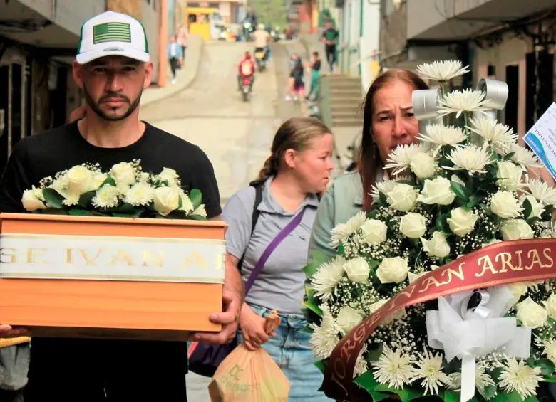 Diocedi (derecha) y otros familiares de Jorge Iván Arias, recibieron los restos y les dieron sepultura. FOTO UBPD