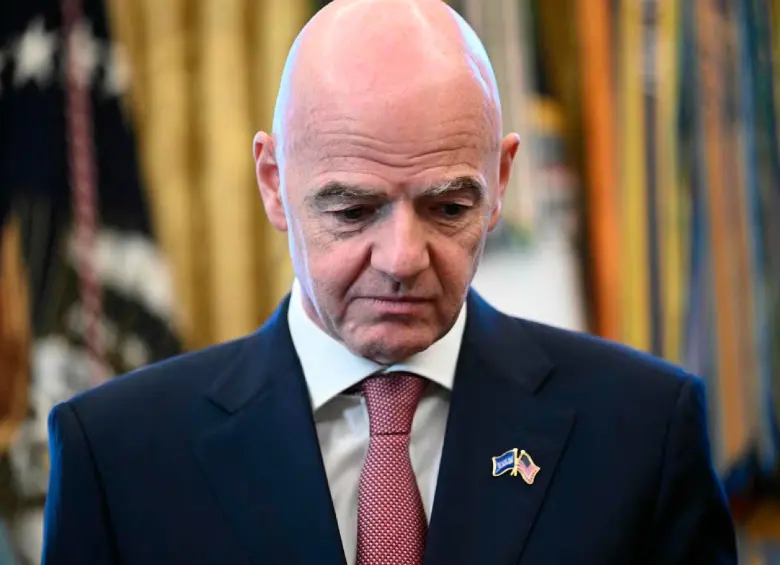 Gianni Infantino recibió el respaldo del Consejo de la FIFA tras la reunión de emergencia, aunque continúan las críticas por el fallido proyecto de inversión privada. FOTO: AFP