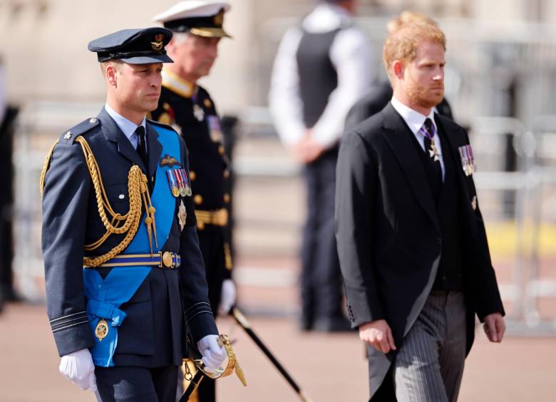 William, Príncipe de Gales y Príncipe Harry, Duque de Sussex de Gran Bretaña, siguen el ataúd con el cuerpo de la Reina Isabel II en su camino desde el Palacio de Buckingham hasta Westminster Hall en Londres. FOTO: EFE