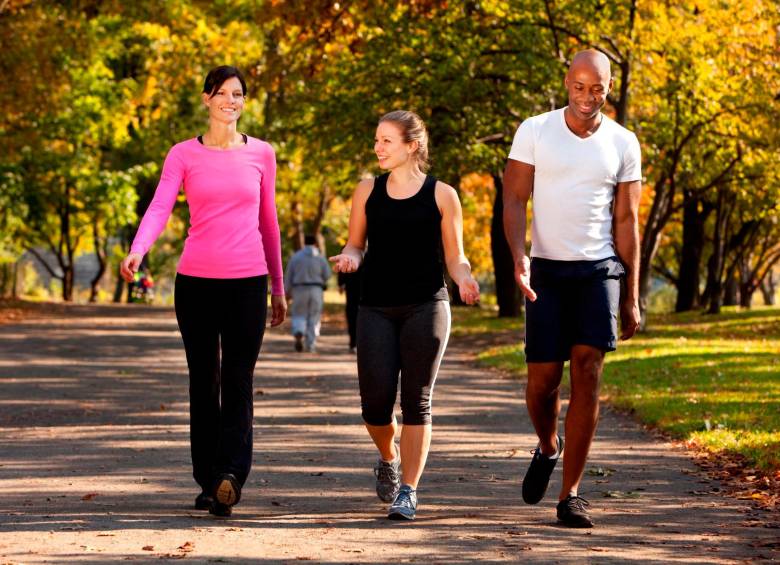 Entre otras cosas, caminar con regularidad mejora la sensibilidad a la insulina, estimula la liberación de endorfinas, reduce el estrés, mantiene el tono muscular, favorece el equilibrio, modula la inflamación crónica y potencia la función cerebral. Foto Depositphotos.