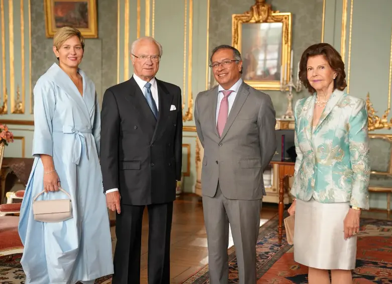 La primera dama, Verónica Alcocer, y el presidente Gustavo Petro, durante una visita oficial a Suecia en junio de 2024. A su lado, el Rey Carlos XVI Gustavo y la Reina Consorte Silvia de Suecia. FOTO: Cortesía Presidencia de la República