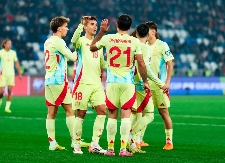 España está a un paso del Mundial. Lidera el Grupo E con 15 puntos, lo sigue Turquía con 12. FOTO @SEFutbol