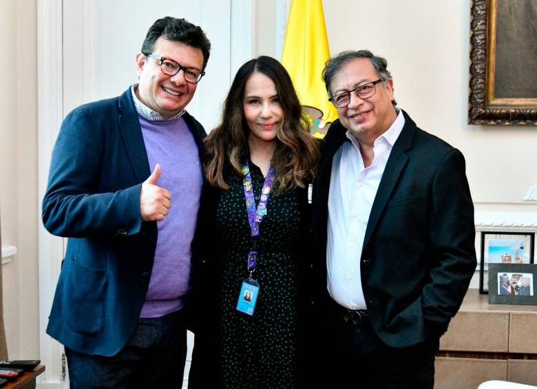 El presidente Gustavo Petro publicó este martes esta foto junto a Hollman Morris y Nórida Rodríguez, subgerente y gerente de RTVC, respectivamente. FOTO TWITTER @PETROGUSTAVO