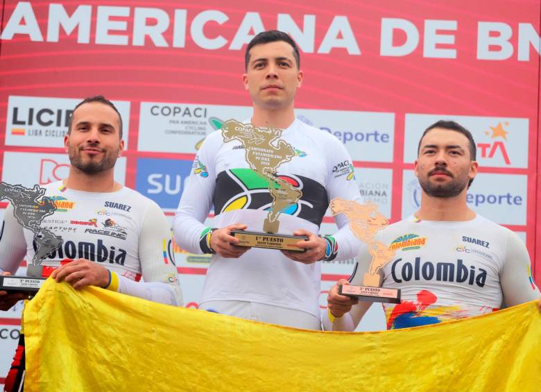 Diego Arboleda (centro) junto a otros dos olímpicos del BMX colombiano, Carlos Ramírez y Mateo Carmona. Foto: Cortesía Fedeciclismo