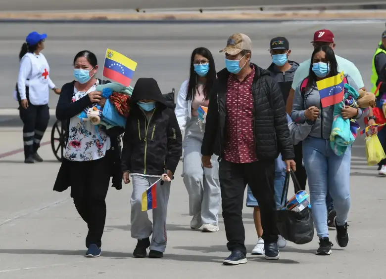 Migrantes venezolanos procedentes de México reaccionan a su llegada al Aeropuerto Internacional Simón Bolívar, en Maiquetía, en el estado de La Guaira, Venezuela, el 24 de febrero de 2025. Foto: Xinhua/Marcos Salgado