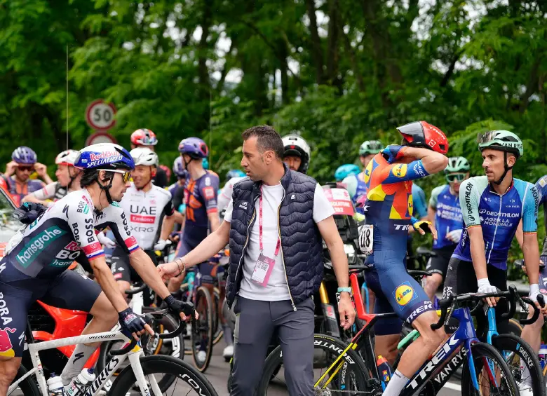 Tras la reanudación, los favoritos al título al Giro, recorrieron el resto del recorrido de este jueves con más calma. FOTO: Tomada de X @giroditalia