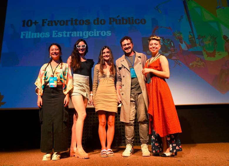 Parte del equipo realizador de A menos que bailemos recibiendo el Premio del Jurado en la edición 34 del Festival de Cortometrajes de São Paulo. Foto: Colprensa. 
