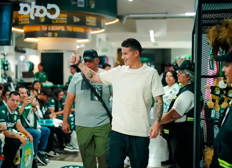 James Rodríguez durante un evento con algunos hinchas de León. FOTO @clubleonfc