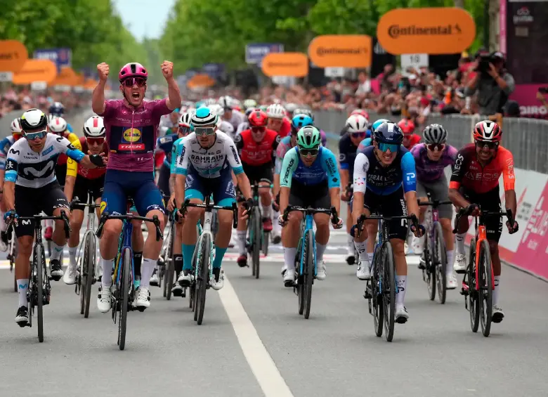 Mads Pedersen ya suma dos triunfos en el Giro. Brandon Rivera (derecha) también muestra nivel en su primera carrera rosa. FOTO X-GIRO DE ITALIA