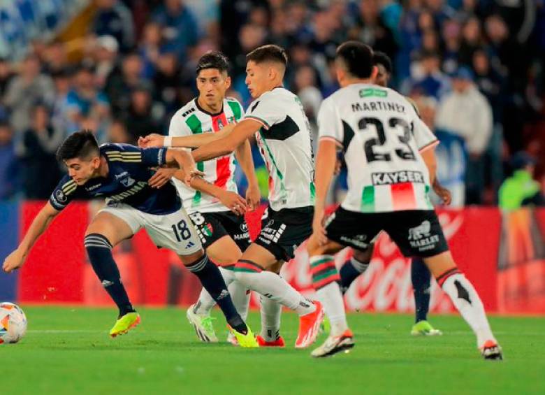 Millonarios ni logró imponer su fútbol ante Palestino. En la imagen, Daniel Ruiz luchando contra los jugadores del equipo chileno. FOTO X-CONMEBOL