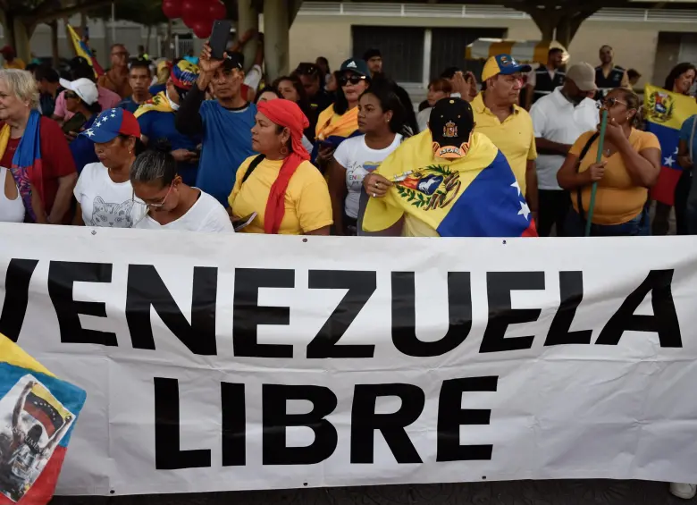 Venezolanos se congregaron en La Plaza de La Paz, para realizar una protesta pacífica en contra de la toma de posesión presidencial de Nicolás Maduro en Venezuela. Foto de archivo: Colprensa - Cristian Bayona