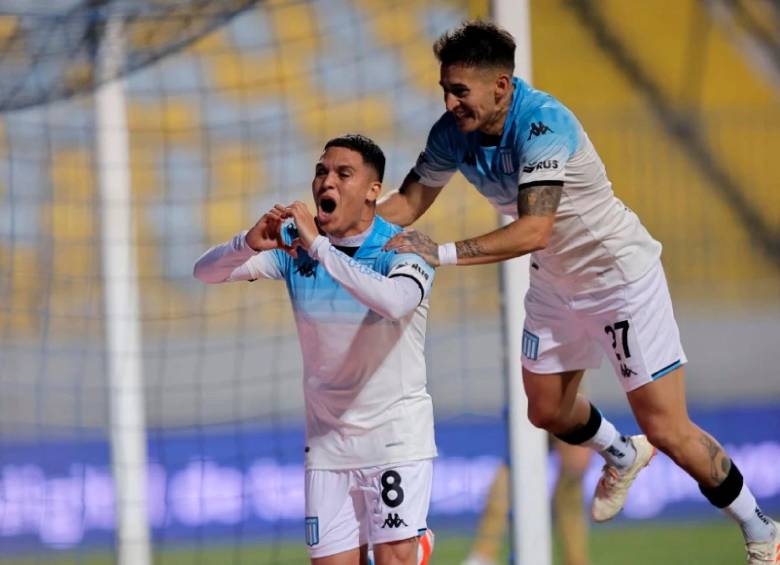 Juan Fernando Quintero ingresó al minuto 61 y su equipo lució mejor ante Huachipato de Chile en Viña del Mar. FOTO AFP