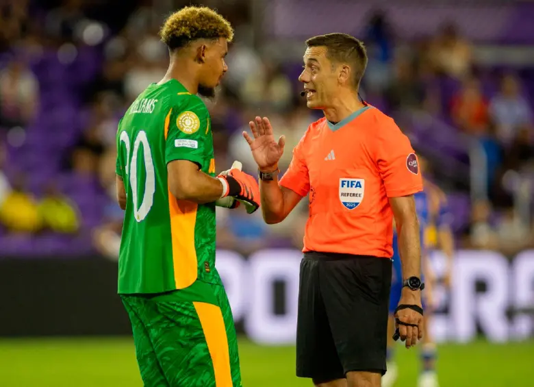 El árbito Clément Turpin le aplicó la norma al portero Ronwen Williams del Mamelodi. FOTO: GETTY