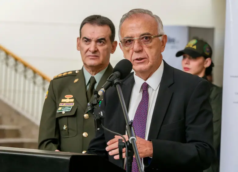 El exdirector de la Policía, William René Salamanca, junto al exministro de Defensa, Iván Velásquez. Abajo: coronel Julie Ruiz, jefa de contrainteligencia. FOTO Colprensa y cortesía