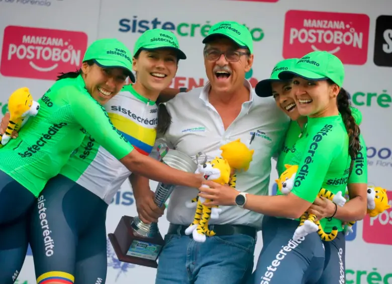 Stefanía (derecha) junto a sus demás compañeras y el técnico Gabriel Jaime Vélez tras las conquistas en el Tour Femenino. FOTO: CORTESÍA FEDECICLISMO