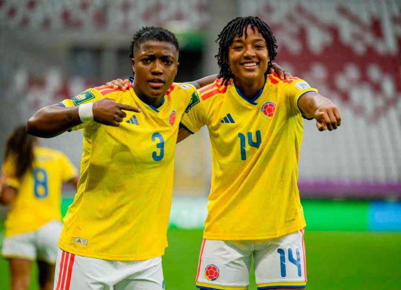 Lina Arboleda y María Fernanda Viáfara celebran en la victoria de Colombia ante Costa Rica en el arranque del Mundial Sub-20 femenino en Polonia. FOTO CORTESÍA FCF 