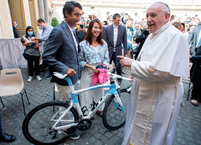 Egan en 2021, cuando ganó el Giro de Italia y le regaló una bicicleta al papa Francisco. FOTO X-INEOS