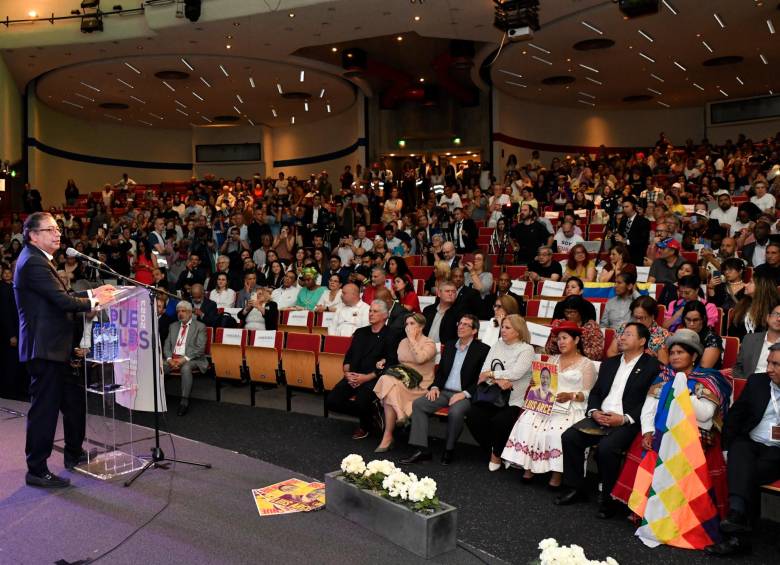 El presidente Petro habló ante un auditorio lleno en el marco de la Cumbre de los Pueblos. FOTO: PRESIDENCIA