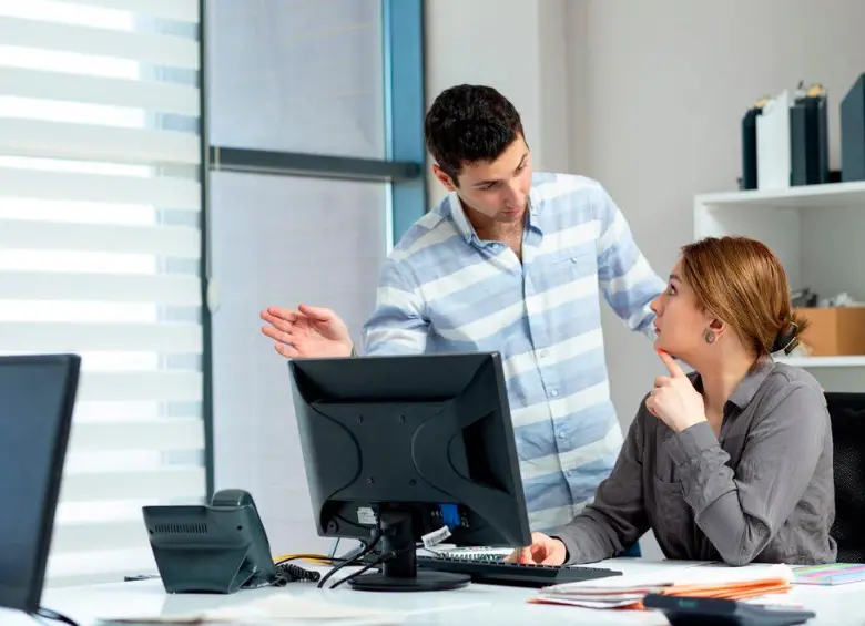 Hablar demasiado del trabajo anterior o compararlo puede generar incomodidad en su nuevo equipo. FOTO: GETTY