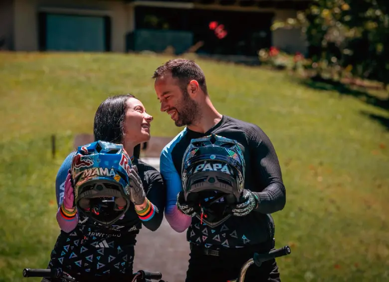 Mariana Pajón y su esposo Vincent Pelluard, también piloto de BMX, el día que hicieron las fotos para dar la noticia del embarazo de la campeona olímpica. FOTO: Cortesía Mariana Pajón