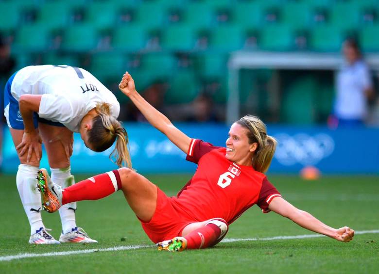 La Selección de Canadá se quedó sin entrenadora, luego de ser sancionada por espionaje olímpico. FOTO TOMADA @CANWNT