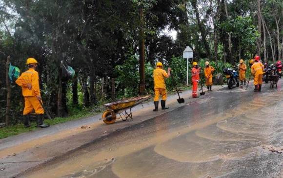 Personal de Invías trata de dar paso por la vía a la Costa removiendo el material en el sector La Culebra. FOTO TOMADA DE TWITTER DE INVÍAS
