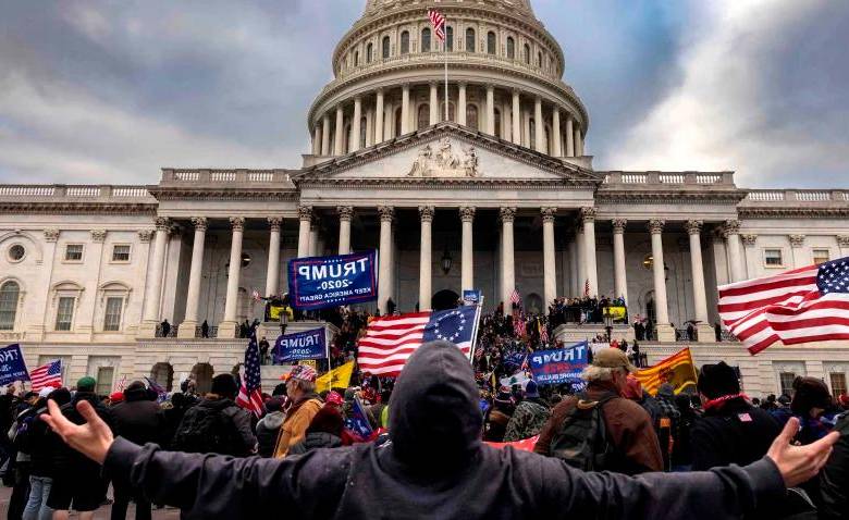 El asalto al Capitolio se dio el 6 de enero de 2021 y Donald Trump (detalle) es investigado por ese tema. FOTO getty