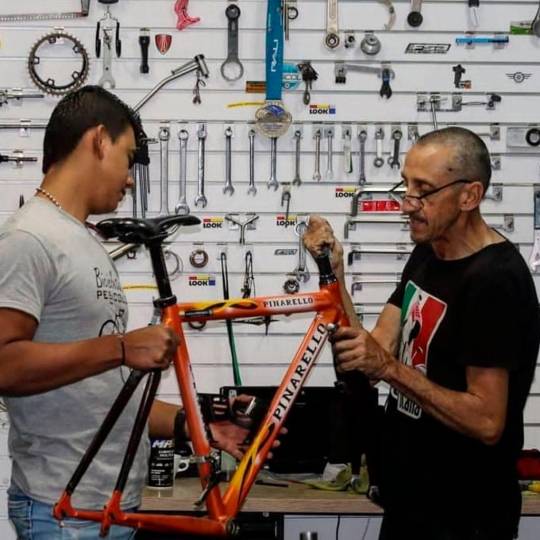 Acá Javier Ignacio en bicicletas Pesicolo donde los corredores llegaban a buscar ayuda para arreglar sus ciclas o simplemente para compartir y escuchar las anécdotas de la leyenda del ciclismo. FOTO TOMADA @BICICLETASPESICOLO