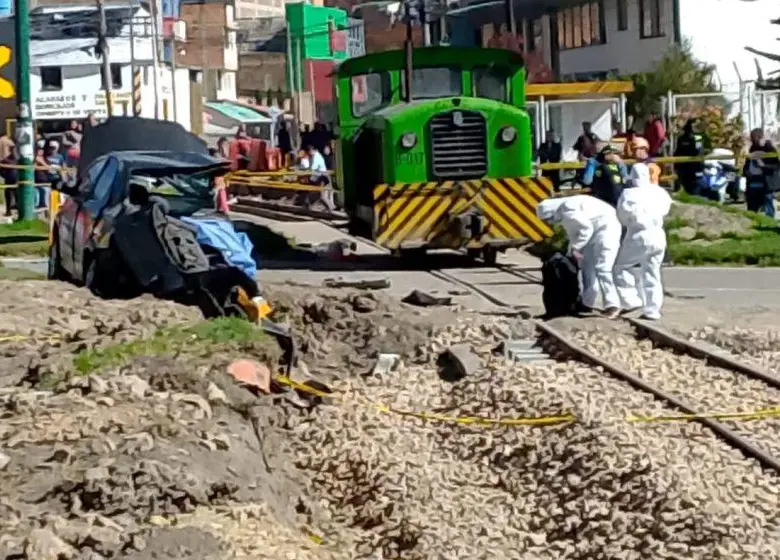 Organismos de socorro y autoridades atendieron la emergencia tras el accidente ferroviario ocurrido en un sector urbano de Duitama. FOTO tomada de redes sociales