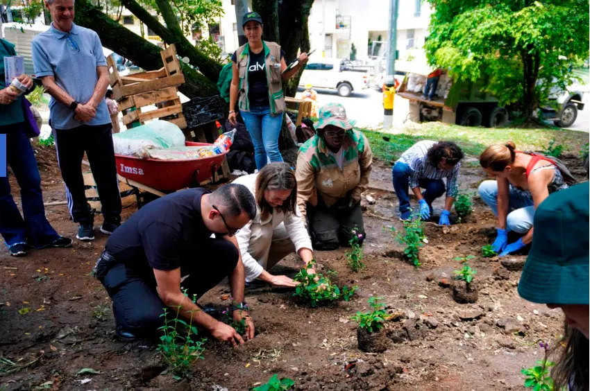 En los años 80 en Medellín, distintas entidades se reunieron y entendieron que el aseo no podría ser responsabilidad de una sola persona, así comienza la historia del comité. FOTO: Cortesía Alcaldía de Medellín