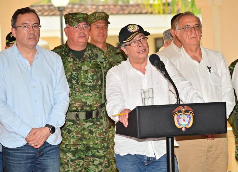En la imagen del presidente Gustavo Petro junto a sus ministros del Interior, Alfonso Prada, y de Defensa, Iván Velásquez, tras el consejo de seguridad en el Bajo Cauca. FOTO PRESIDENCIA