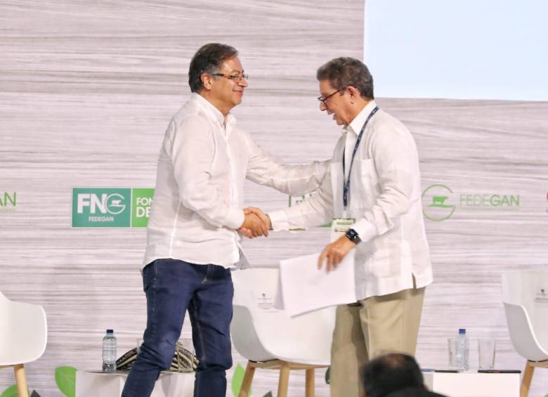 La invitación ocurrió en el Congreso Nacional Ganadero en Barranquilla. FOTO: CORTESÍA