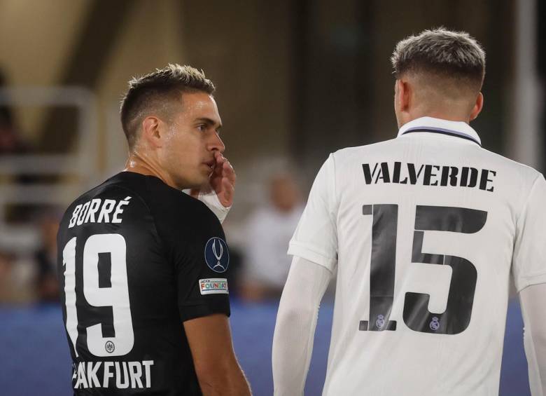Rafael Santos Borré, con el 19, durante la final de la Supercopa de Europa. FOTO EFE