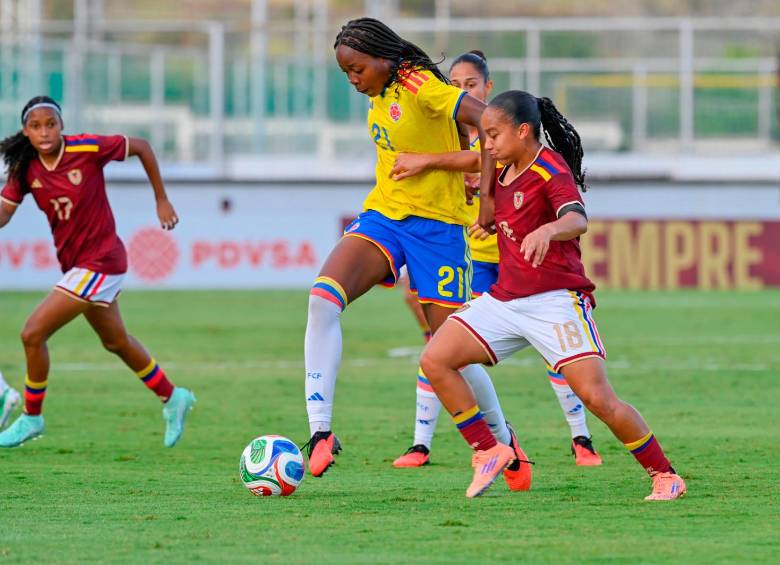 Valerin Loboa, una de las caras nuevas en el seleccionado femenino de mayores, en el partido que Colombia le ganó ayer a Venezuela en Isla Margarita. FOTO cortesía FCF