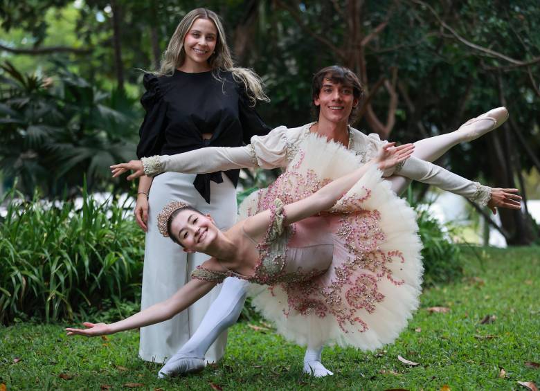 Camila Uribe, directora de Ballet On, con los bailarines Maria Pia Molina y Santiago Bedoya. Ballet On es el evento que convoca a la comunidad del ballet de Antioquia y Colombia. FOTO manuel saldarriaga