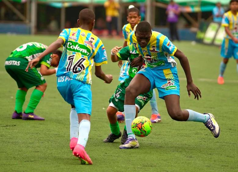 Jhon Sebastián Ruiz tiene 12 años, juega de defensa central en Fútbol Paz y sueña con ser profesional para darle una casa a su mamá. FOTO cortesía Juan ‘Tuto’ cardona- los paisitas