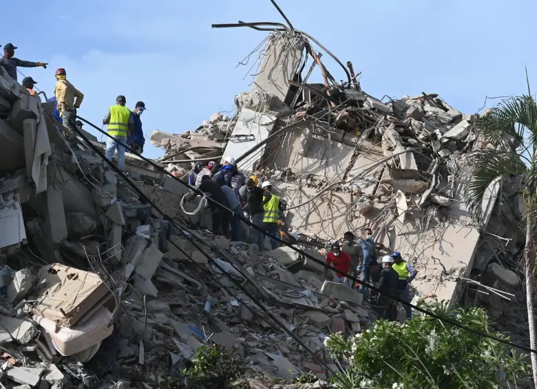 Equipos de rescate nacionales e internacionales continúan las labores de búsqueda entre los escombros en La Guaira, la zona más afectada por los terremotos en Venezuela. FOTO: AFP