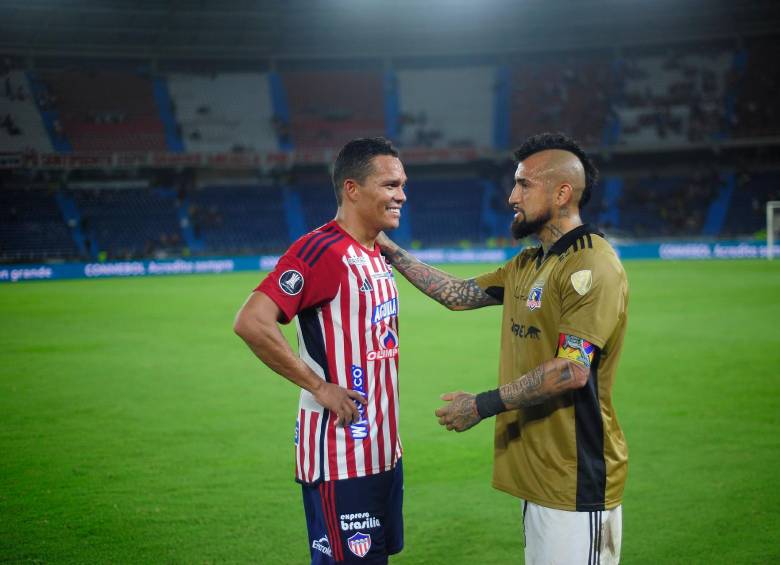 Carlos Bacca junto a Arturo Vidal, protagonistas con sus equipos en los octavos de final de la Libertadores. FOTO: Tomada de X @CONMEBOL