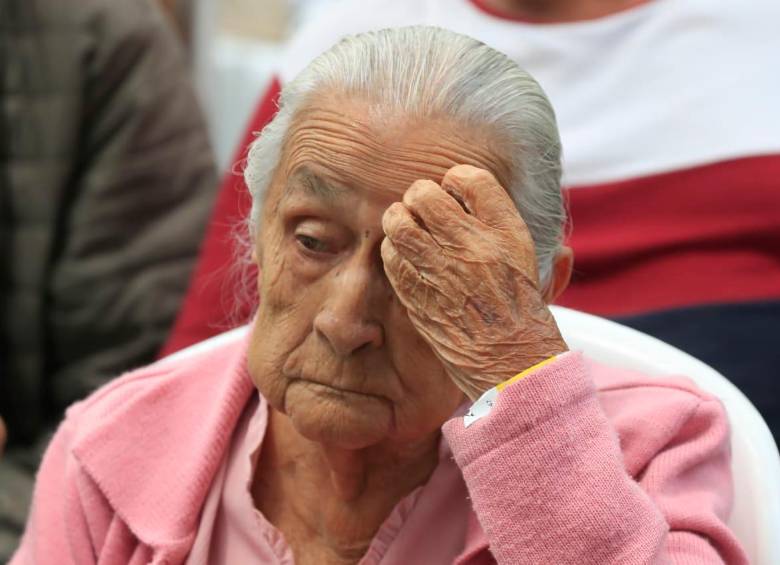 Desde muy temprano, los adultos mayores esperaban al mandatario. Foto Jaime Pérez