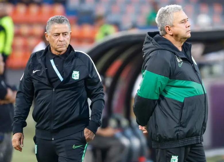 Pedro Sarmiento (Q.E.P.D.) y Hernán Darío Herrera, exfutbolistas y técnicos colombianos. FOTO Manuel Saldarriaga