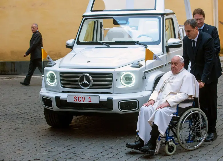 Durante su hospitalización, el papa Francisco continuó nombrando obispos y aprobando la canonización de nuevos santos. Foto: AFP