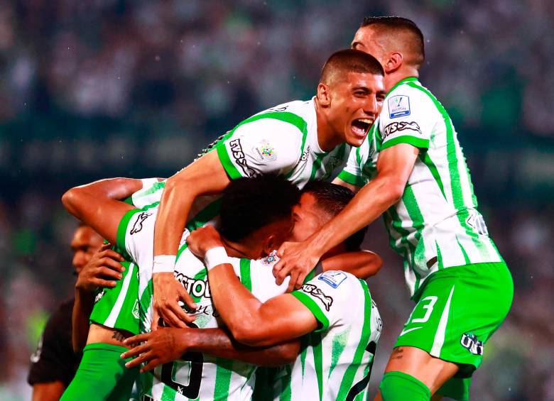 El festejo del gol de William Tesillo, quien abrió la senda del triunfo verdolaga. FOTO: MANUEL SALDARRIAGA