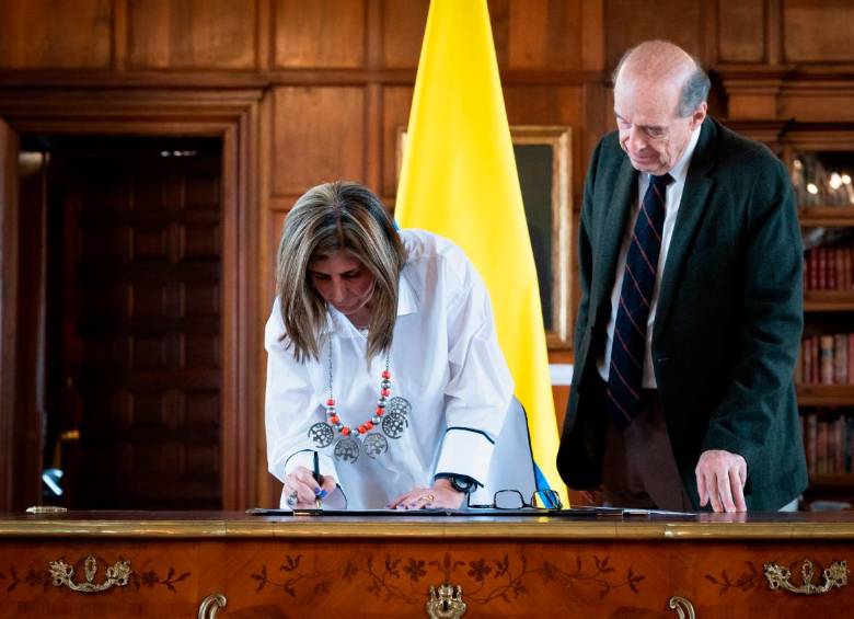 Entre el canciller Álvaro Leyva y su vicecanciller, Laura Gil, hay un rifirrafe de opiniones opuestas. Imagen de referencia de la posesión de Gil como viceministra de Exteriores. FOTO CANCILLERÍA