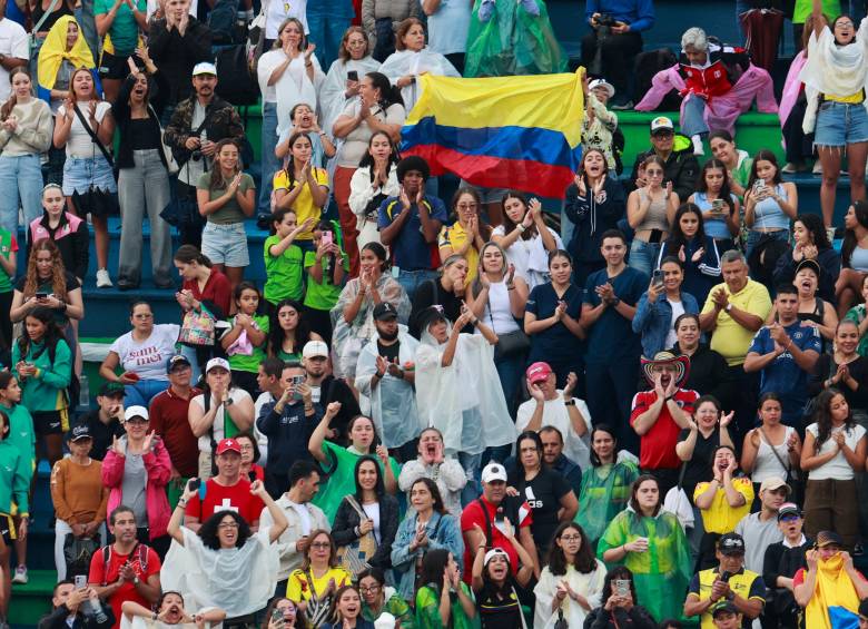 Los deportistas contaron con el apoyo de varios aficionados que llegaron a las tribunas del Complejo Acuático.