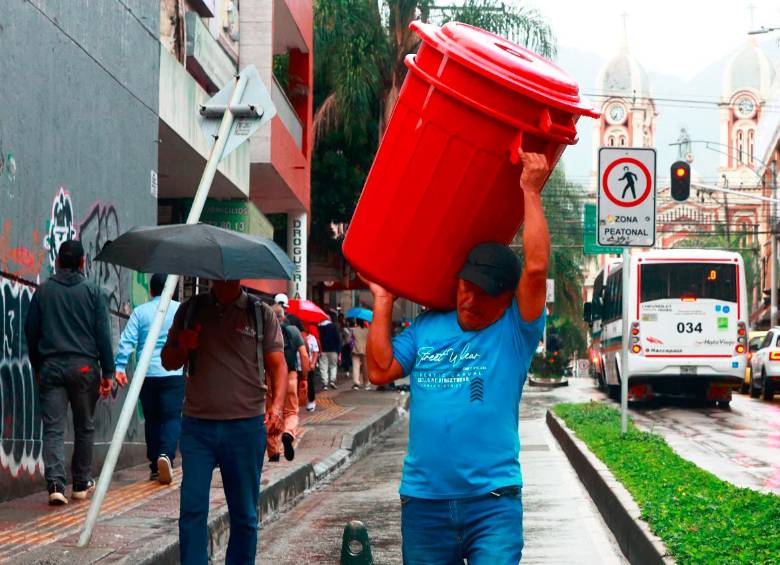 Los habitantes del norte del Valle de Aburrá compraron canecas y baldes de manera masiva para afrontar estos días sin agua potable. FOTO: MANUEL SALDARRIAGA
