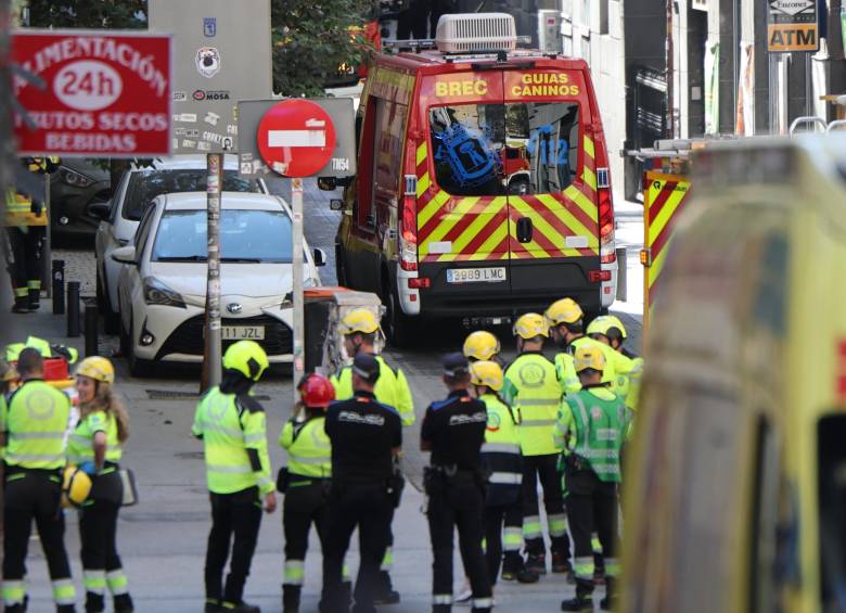 Equipos de emergencia trabajan en la zona del derrumbe, en pleno centro turístico de Madrid. FOTO: AFP 